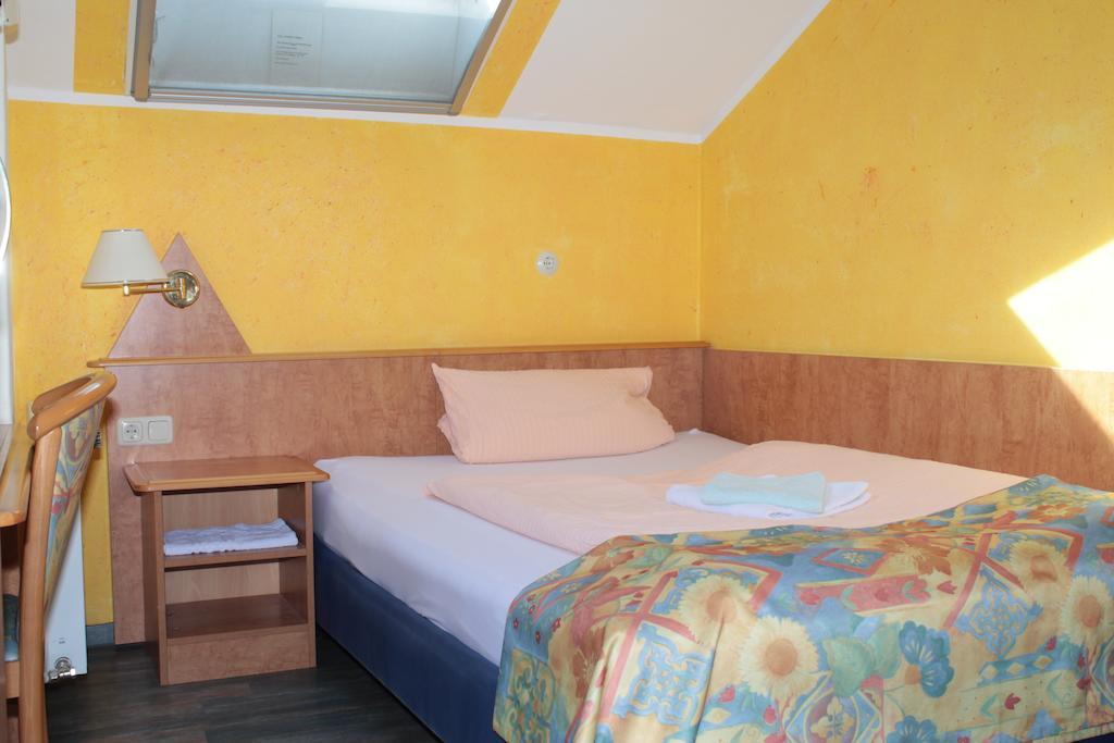 Garni Zum Adler Hotell Gensingen Rum bild