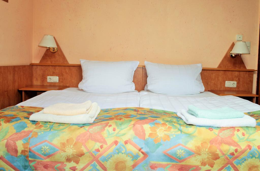Garni Zum Adler Hotell Gensingen Rum bild