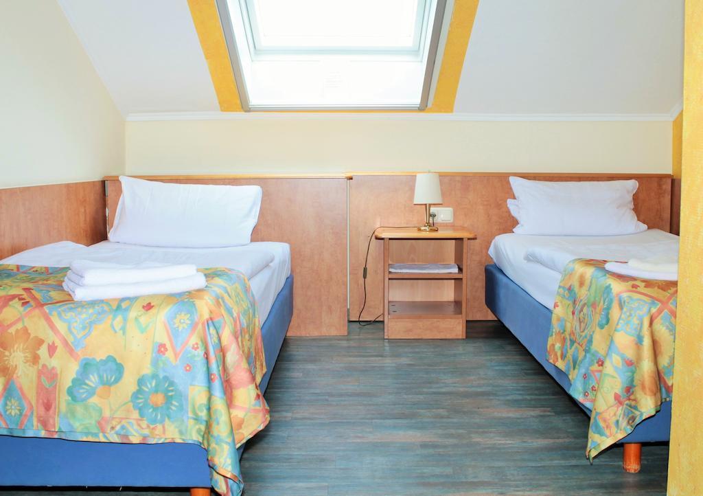 Garni Zum Adler Hotell Gensingen Rum bild