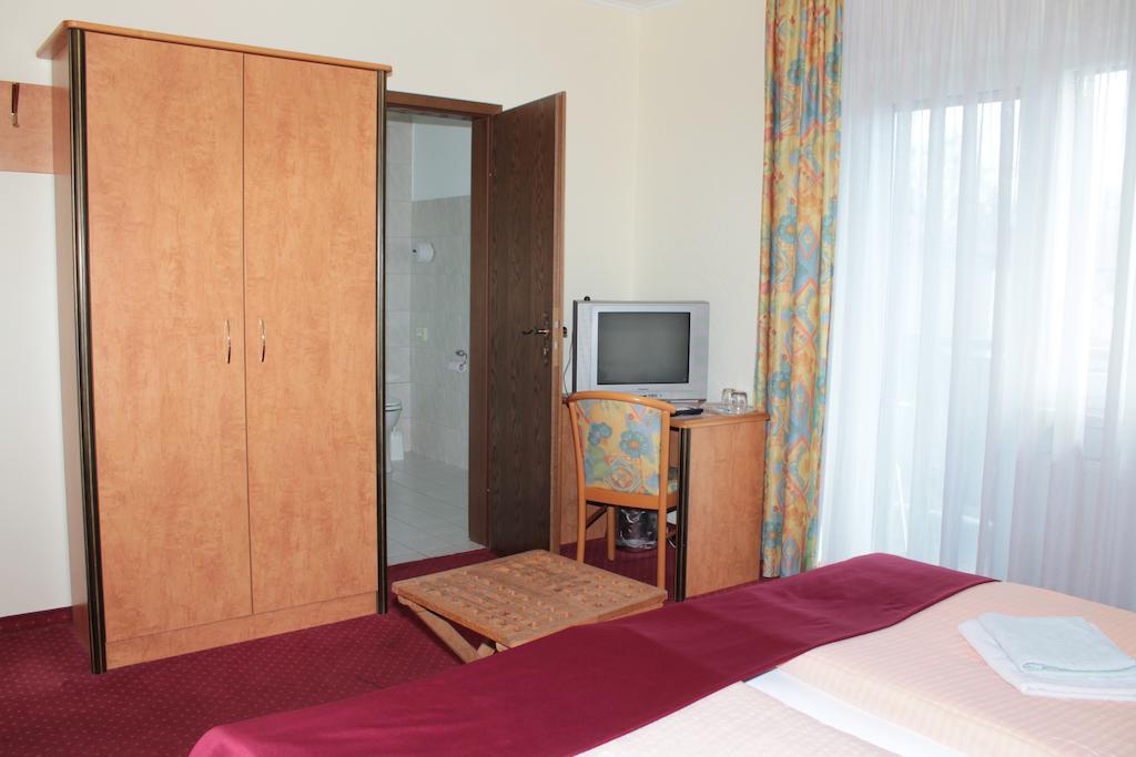 Garni Zum Adler Hotell Gensingen Rum bild
