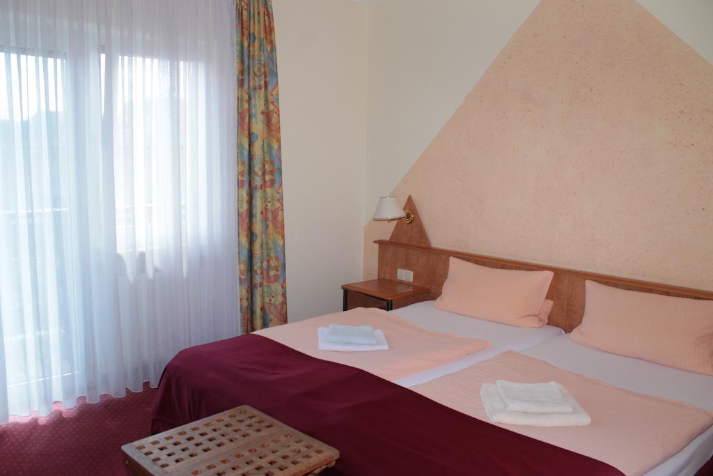 Garni Zum Adler Hotell Gensingen Rum bild