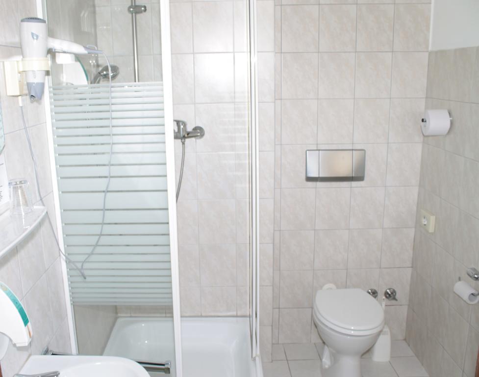 Garni Zum Adler Hotell Gensingen Rum bild