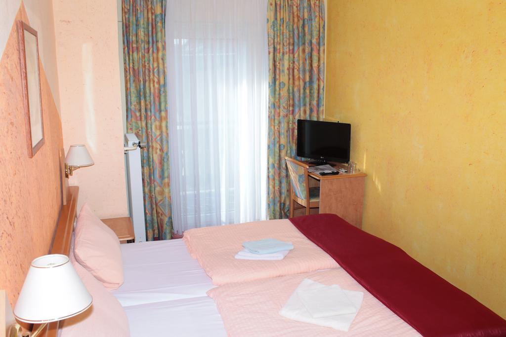 Garni Zum Adler Hotell Gensingen Rum bild