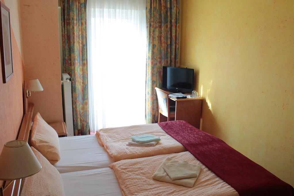 Garni Zum Adler Hotell Gensingen Rum bild